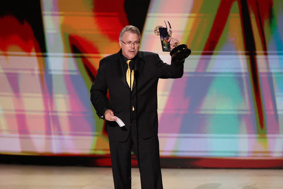 Vince Gilligan recebe o Emmy 2026 de melhor roteiro por 'Pluribus' — Foto: Mario Anzuoni/Reuters