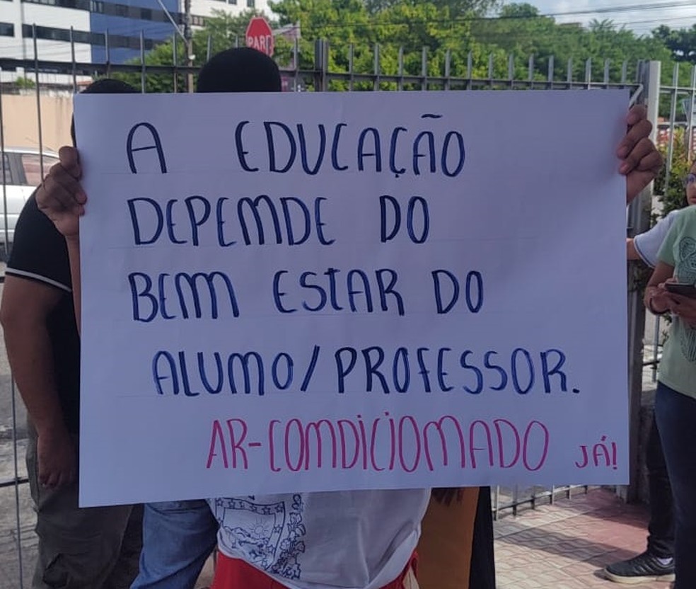 Cartazes exigem melhorias numa das primeiras escolas integrais de Jo�o Pessoa � Foto: Gr�mio Estudantil da Escola Padre Hildon Bandeira/Divulga��o