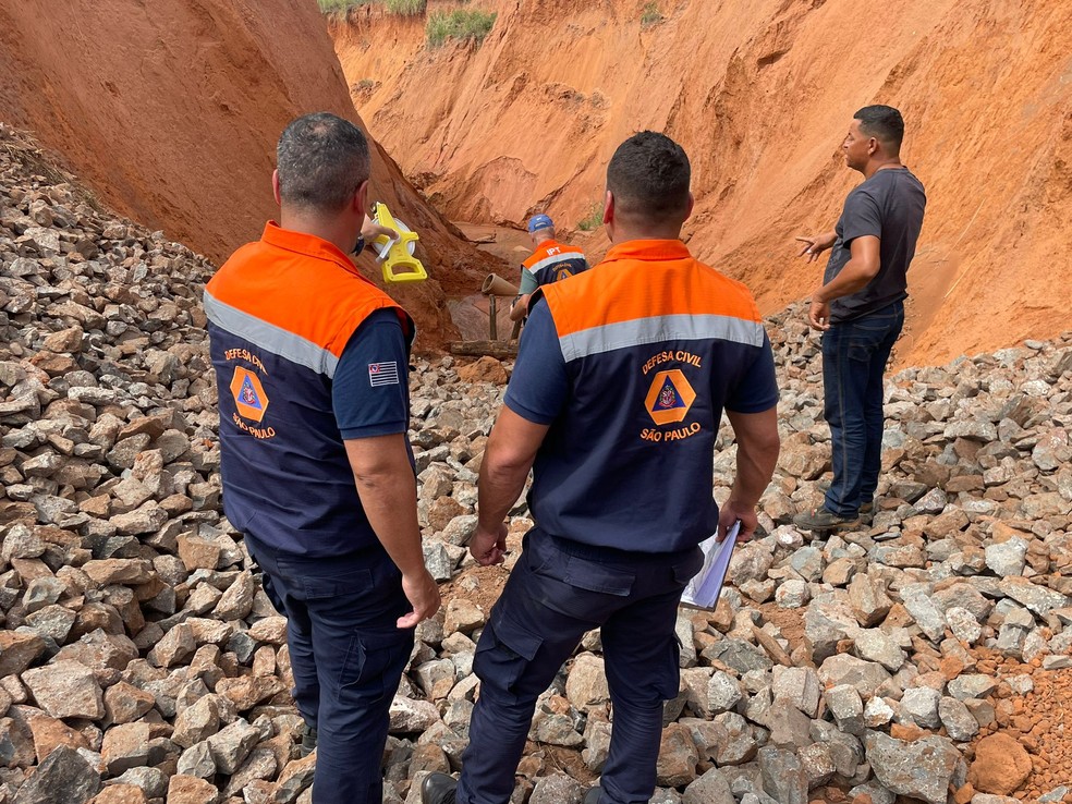 Área onde erosão avança em direção às casas foi isolada, em Lupércio (SP) — Foto: Divulgação