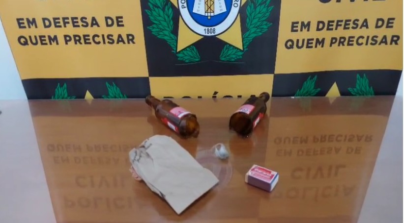 Jovem e homem são presos por vender drogas na Praça da Preguiça, em Piraí