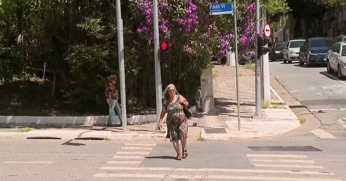 Semáforo inteligente desenvolvido pela USP ajusta tempo de travessia de pedestres e é testado há um ano