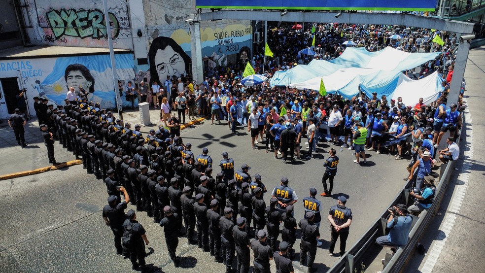 Polícia faz bloqueio em via de Buenos Aires durante greve geral na Argentina contra as medidas de Milei — Foto: REUTERS/Agustin Marcarian