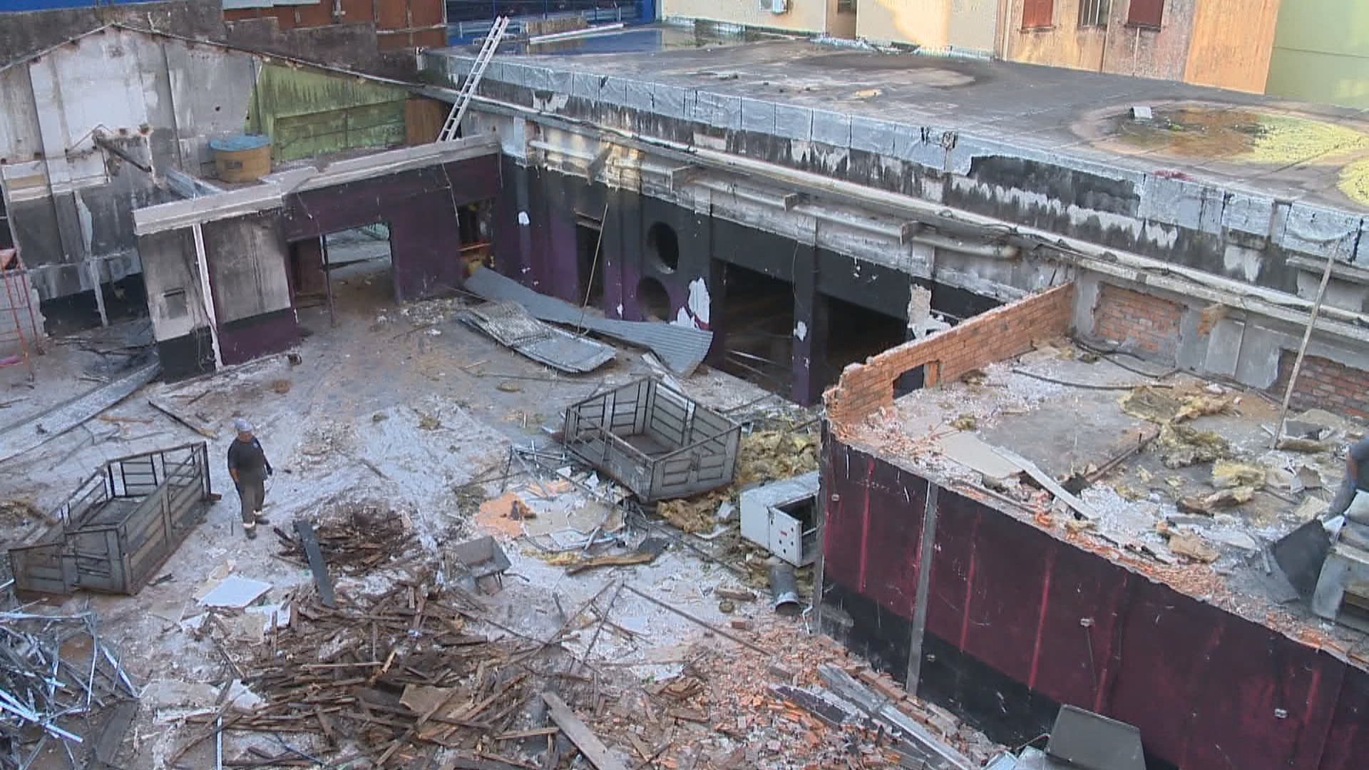 Boate Kiss: Telhado de prédio é removido e mobília é retirada em Santa Maria; veja novas imagens