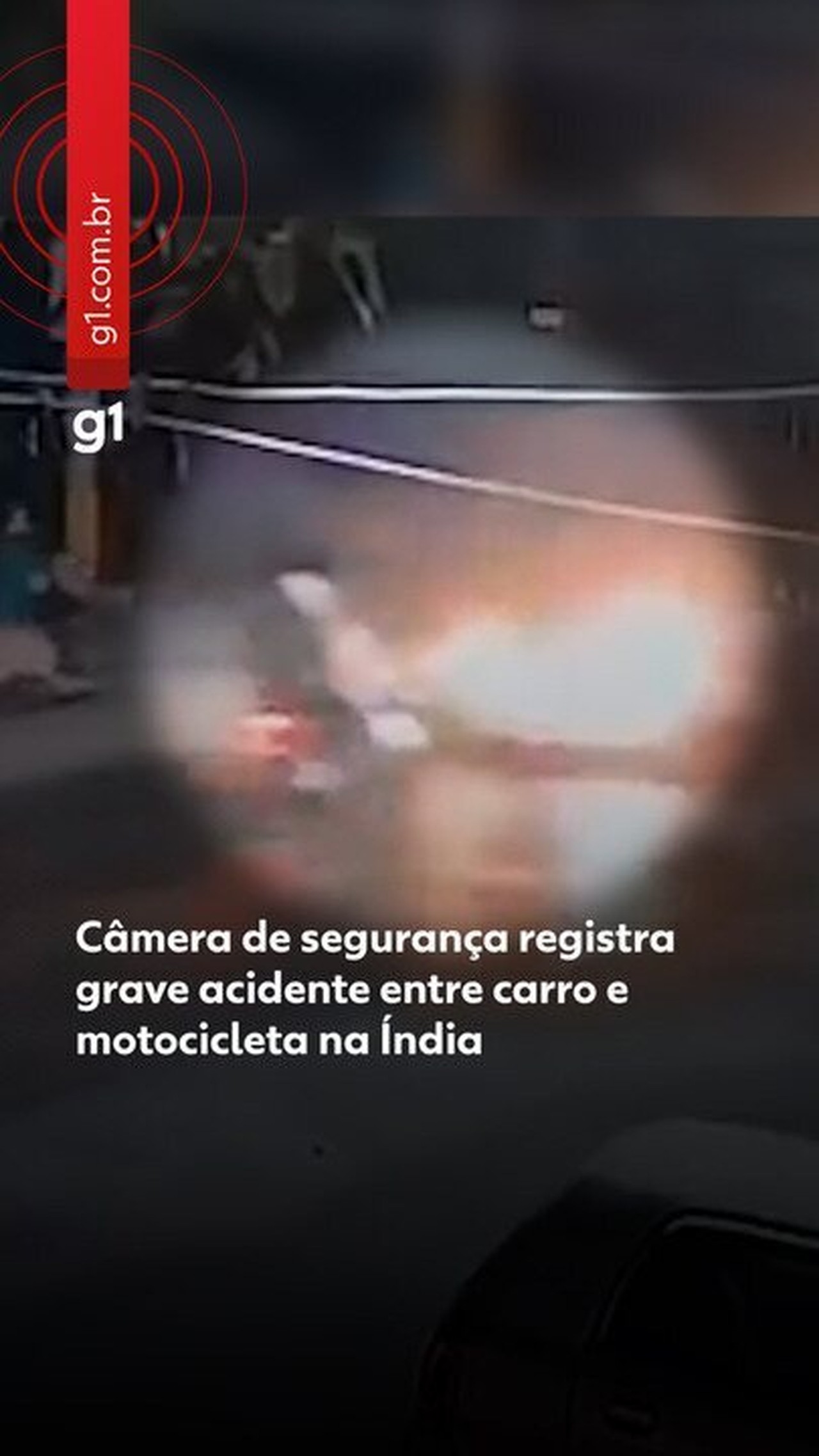 VÍDEO mostra colisão frontal entre carro e moto na Índia, uma pessoa morreu e 2 ficaram feridas