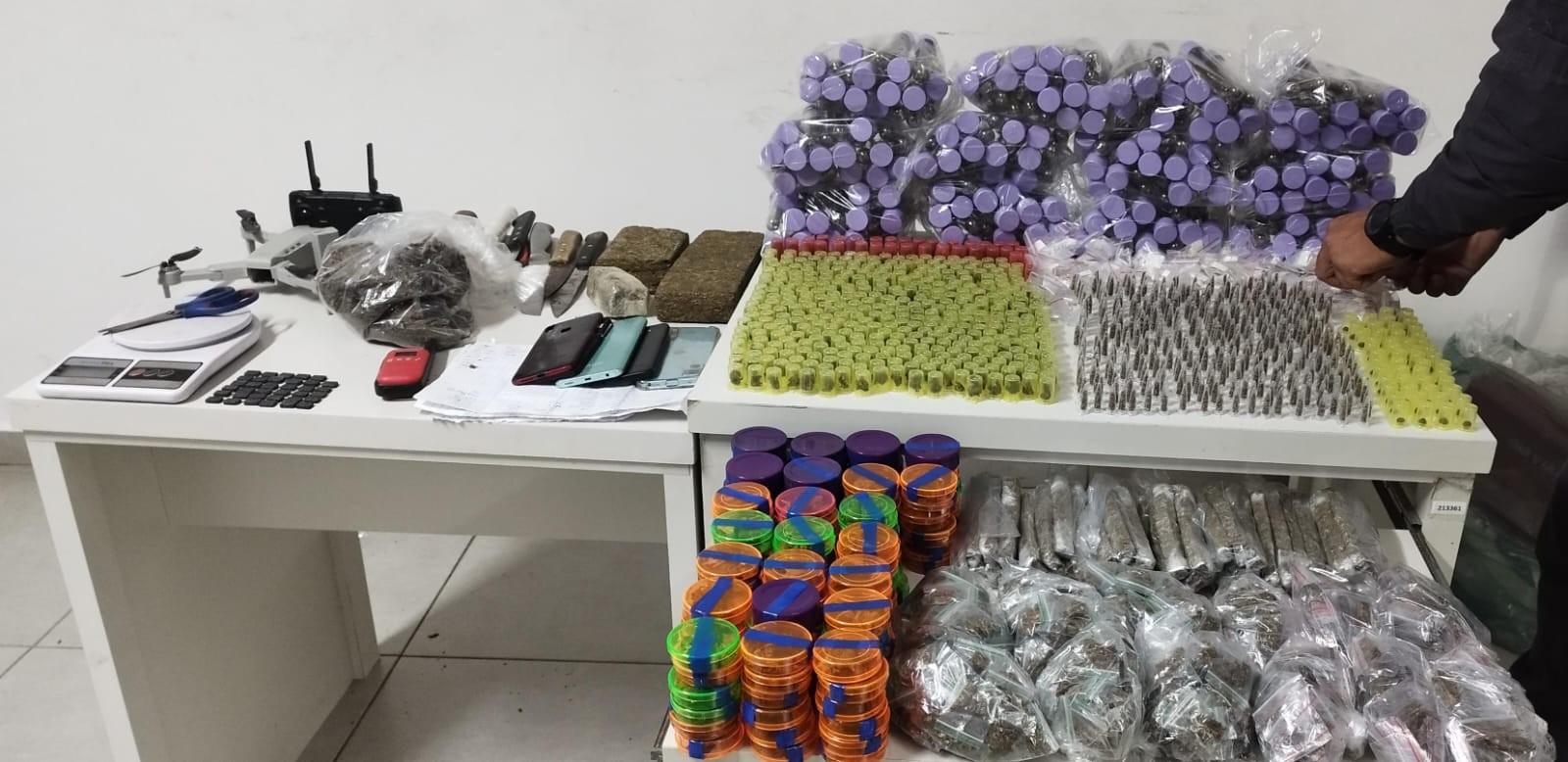 Polícia estoura 'casa bomba' e prende dupla suspeita de tráfico de drogas em Jundiaí