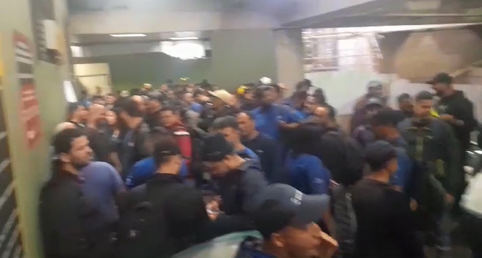 Protesto de trabalhadores terceirizados do Aeroporto Internacional de Guarulhos, por causa das restries para o uso de celulares nas reas de carga e descarga. — Foto: Reproduo