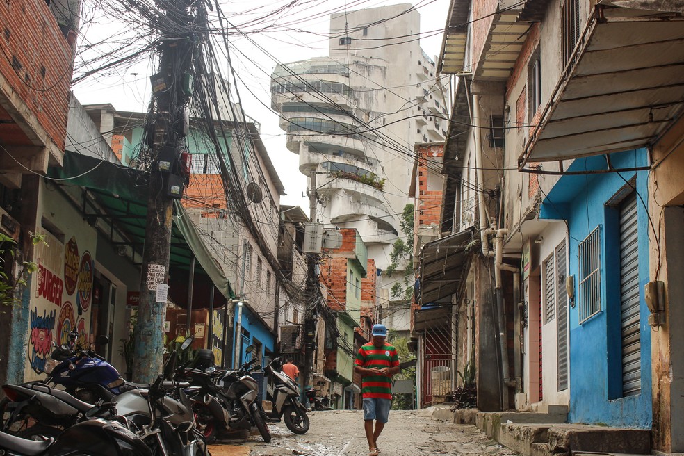 Prédio Penthouse visto da favela de Paraisópolis, na Zona Sul de SP — Foto: Deslange Paiva/g1