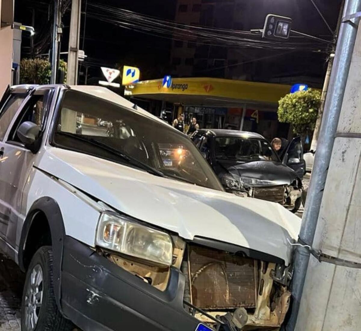 Motorista desgovernado atinge carros estacionados em Leopoldina
