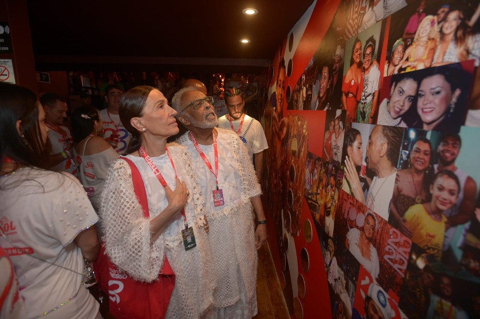 carnaval de Salvador 2026 - Gilberto Gil e flora olhando painel de preta Gil — Foto: André muzell Ag Fred pontes