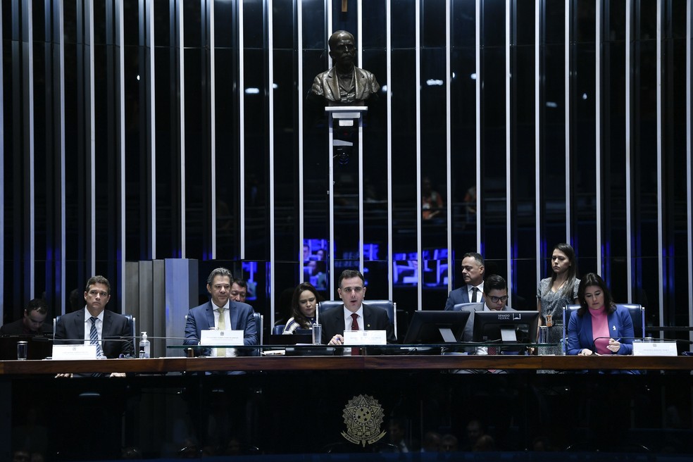 Roberto Campos Neto, Fernando Haddad, Rodrigo Pacheco e Simone Tebet em audiência no Senado — Foto: Edilson Rodrigues/Agência Senado