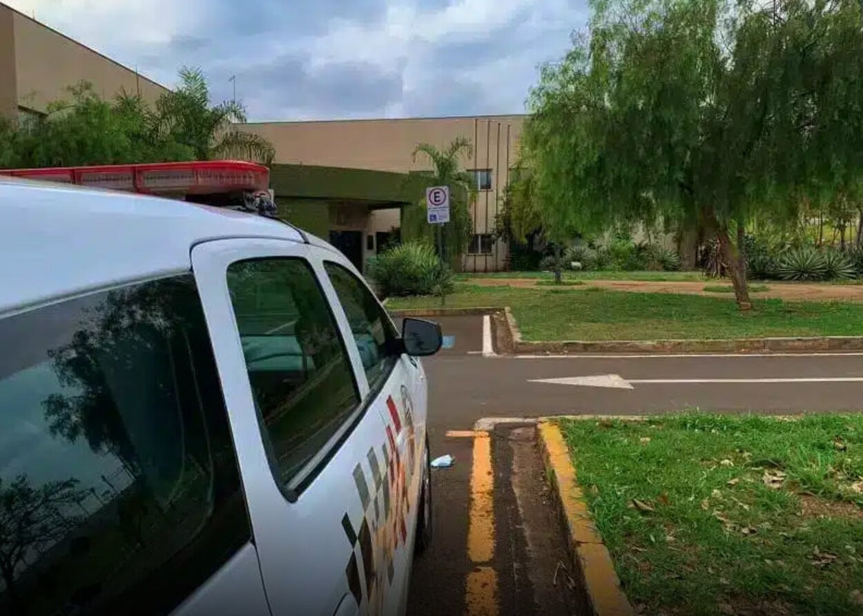 Agressão entre vizinhos termina com um deles baleado em Araras