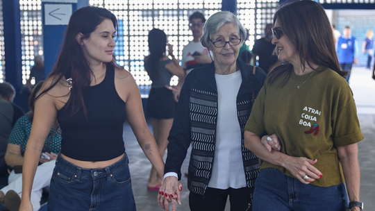 Fátima Bernardes vota com a mãe e filha; veja FOTOS dos famosos na eleição