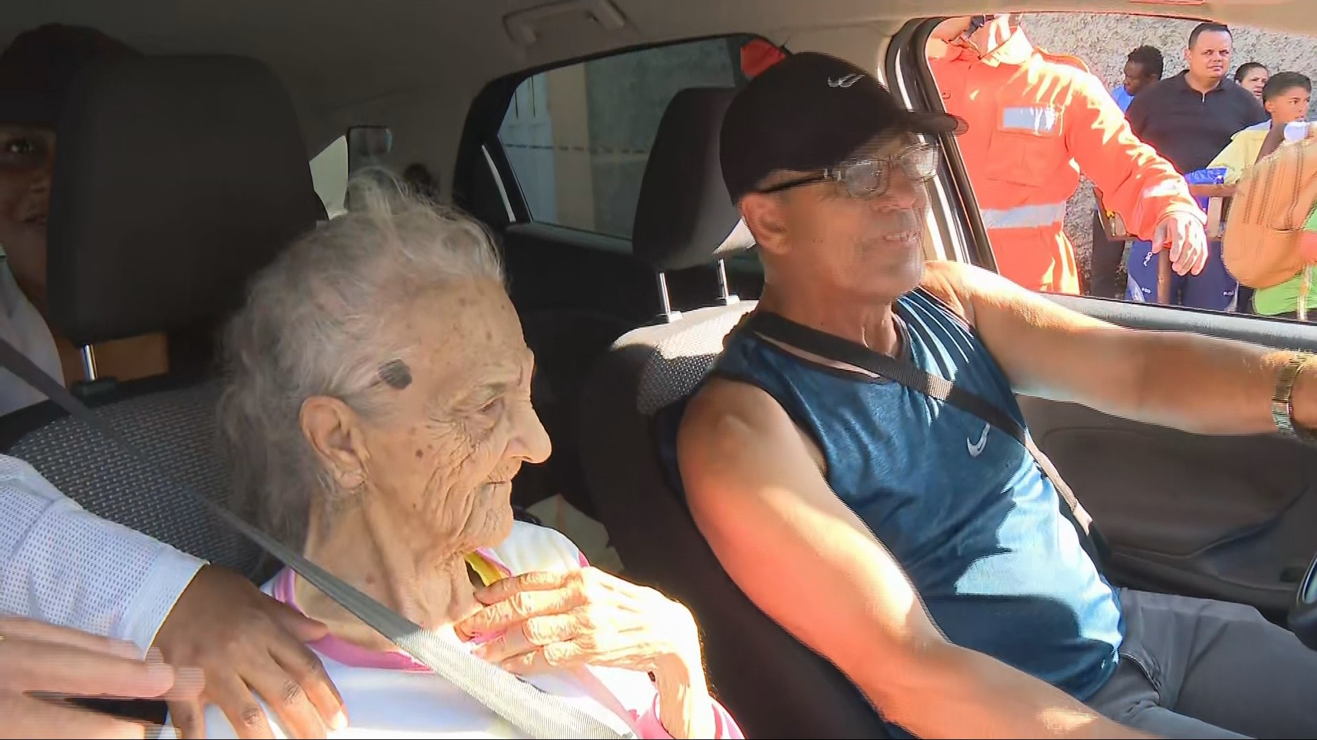 'Ela saiu ilesa, graças a Deus', diz filho de idosa que estava no local houve desabamento; prefeitura confirma que local era legalizado