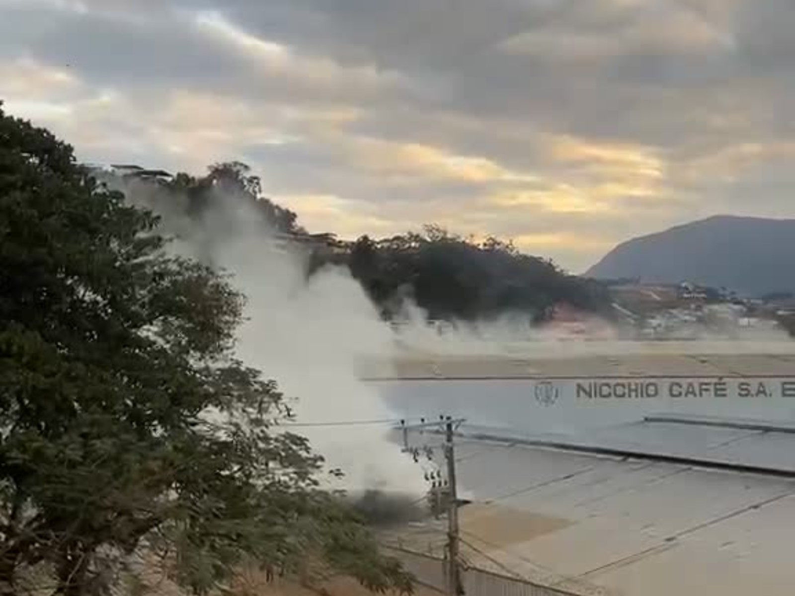 Incêndio atinge armazém de café em Manhumirim e deixa três pessoas feridas