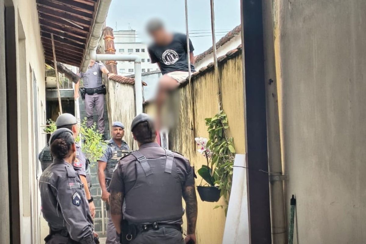 Idosos e cuidadora ficam reféns em assalto no litoral de SP; polícia prende dupla na fuga