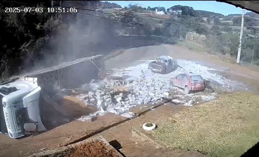 VÍDEO: Caminhão carregado de leite tomba em rodovia do RS