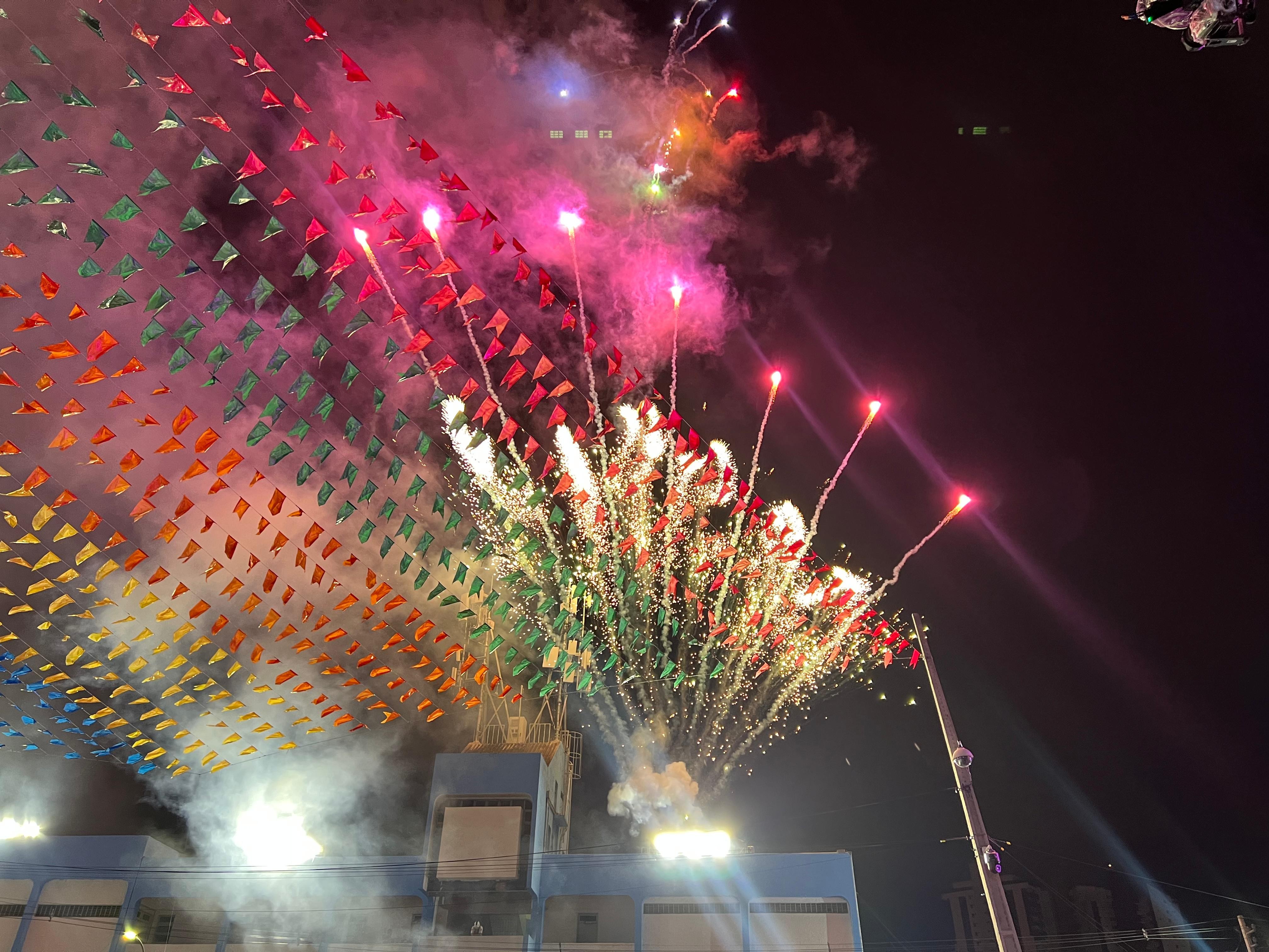 Resgate do forró tradicional, galinha de presente, chá revelação no palco e estreantes: os destaques do São João 2025 de Campina Grande 