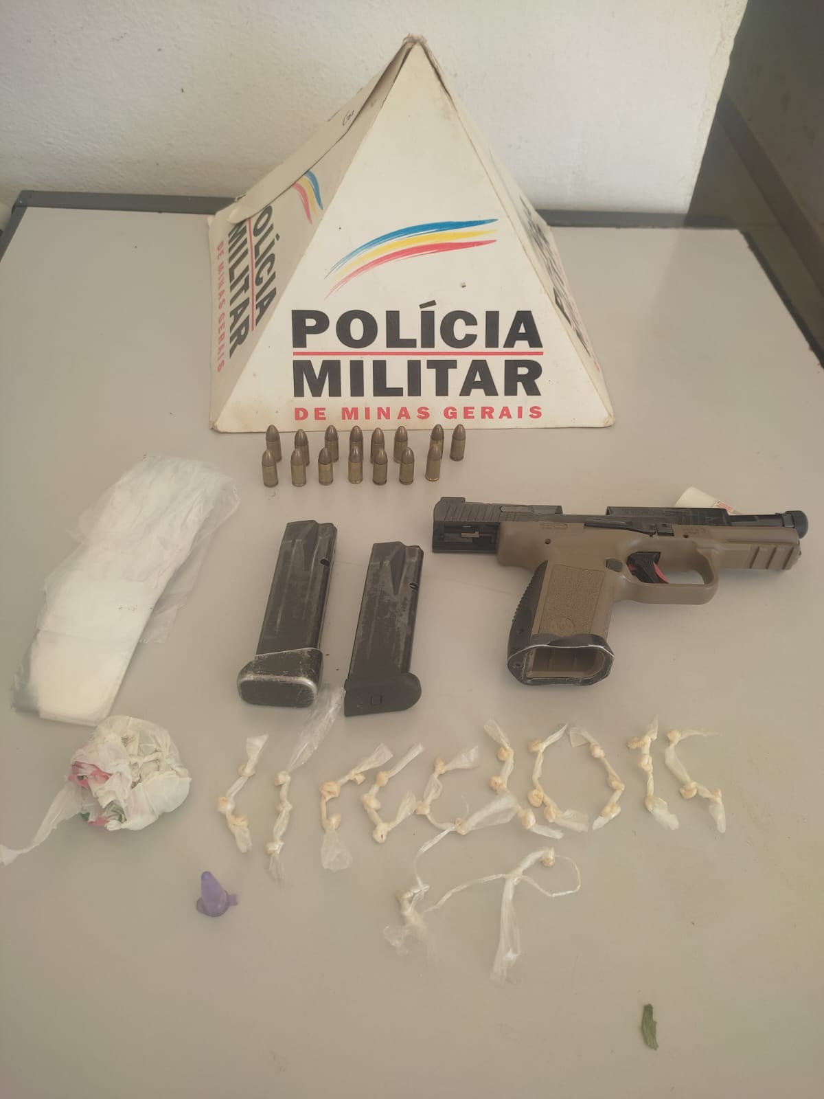 Perseguição policial termina com homem preso e apreensão de drogas e de pistola em Periquito 
