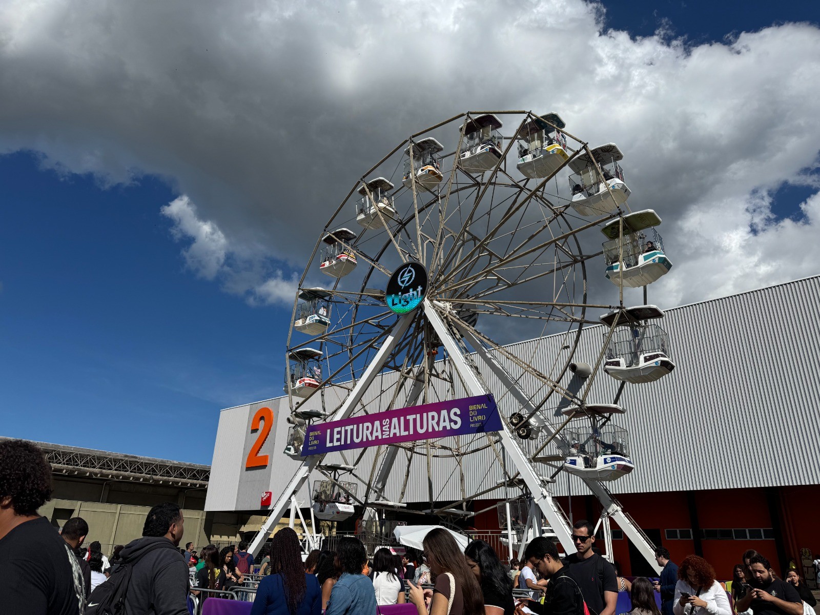 Viagem ouvindo trechos de livro: como é a roda-gigante da Bienal do Livro; veja vídeo