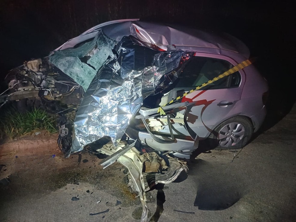 Situação de um dos carros após acidente na BR-494 — Foto: PMRv/Divulgação