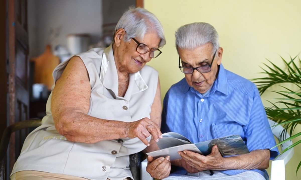 Casal de idosos decide se casar na igreja após quase 70 anos de relacionamento na Bahia 