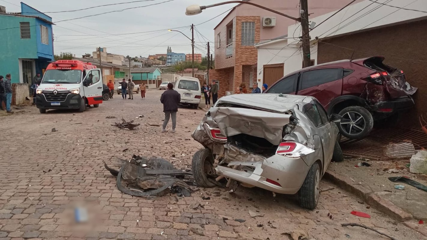Homem fica ferido após carro atingir dois veículos, capotar e derrubar poste no RS 