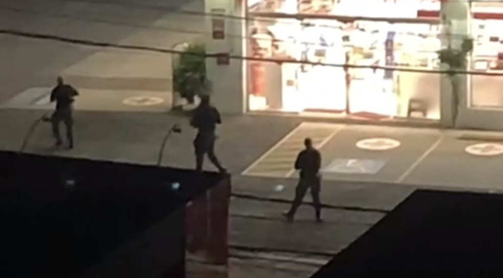 Agentes de segurança chegam ao local do crime, mas não conseguem prender os suspeitos. — Foto: Reprodução