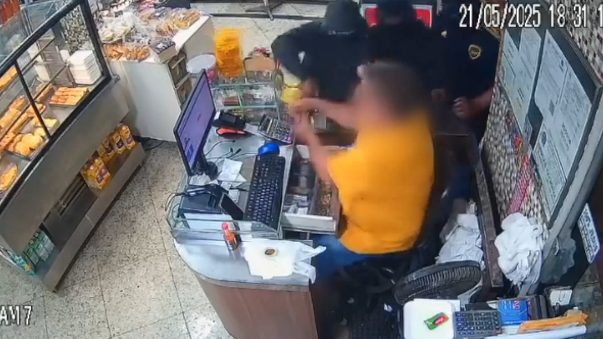 VÍDEO: atendente de padaria reage a assalto no ES e tenta tirar arma de suspeito que dispara 