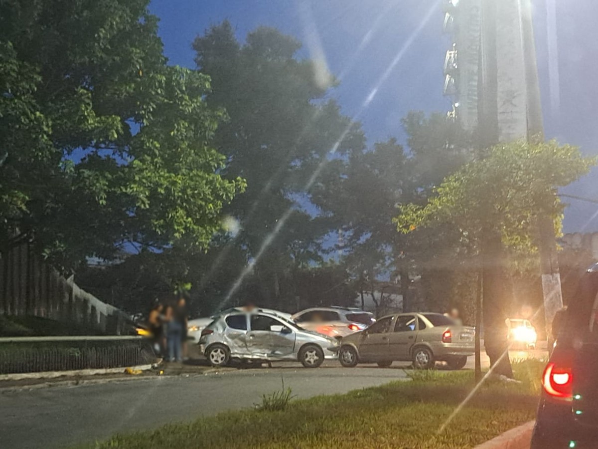 Acidente envolvendo dois carros deixa mulher ferida em Volta Redonda