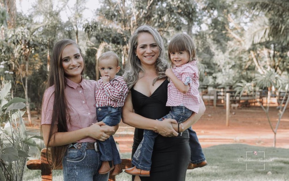 Laricy Oliveira com a filha Ana Laura Fernandes e os dois netos mais velhos, filhos da filha. &mdash; Foto: Arquivo Pessoal/Laricy Oliveira