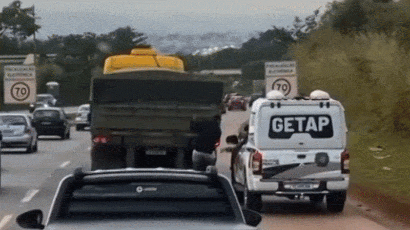 Policial penal derruba homem que pegava 'carona' em traseira de carreta na BR-040; veja vídeo