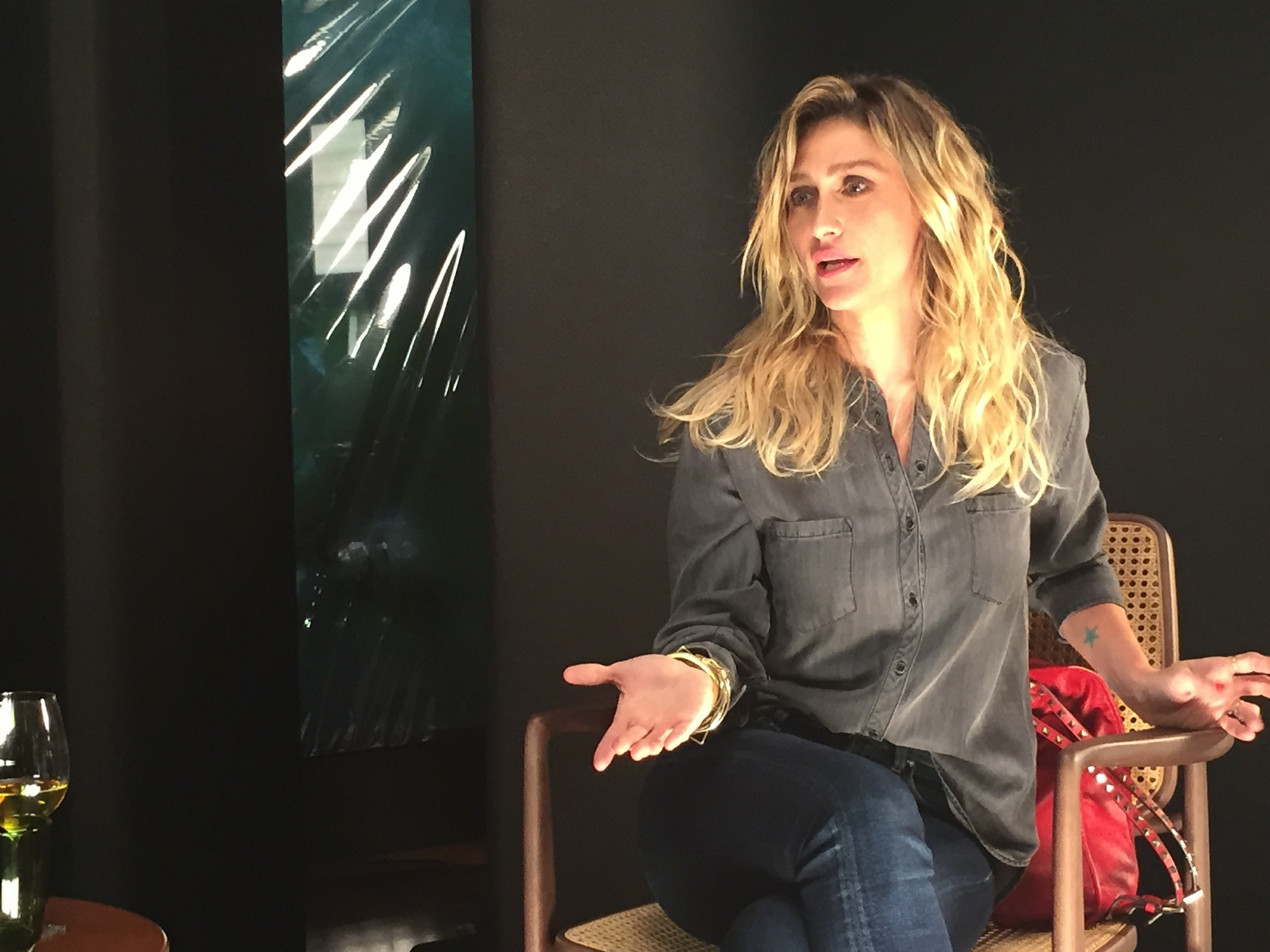 Amora Mautner dita o tom de 'Quem Ama Cuida' e brinca: 'Se não fizer sucesso, desisto de novela'
