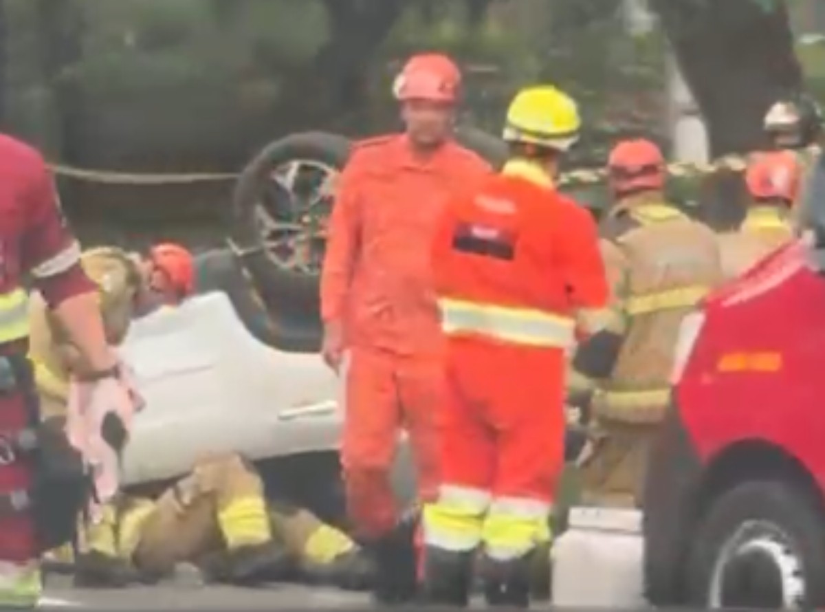 Carro capota na Via Dutra em Barra Mansa
