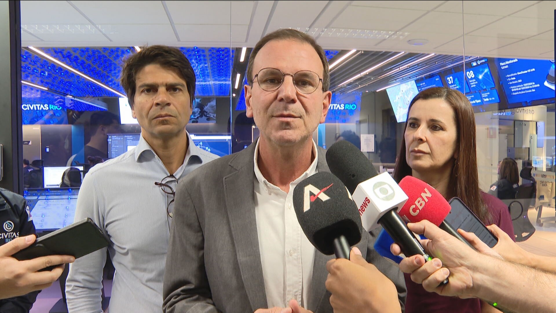 Paes promete expandir sistema de monitoramento e inteligência para combater o crime no RJ 