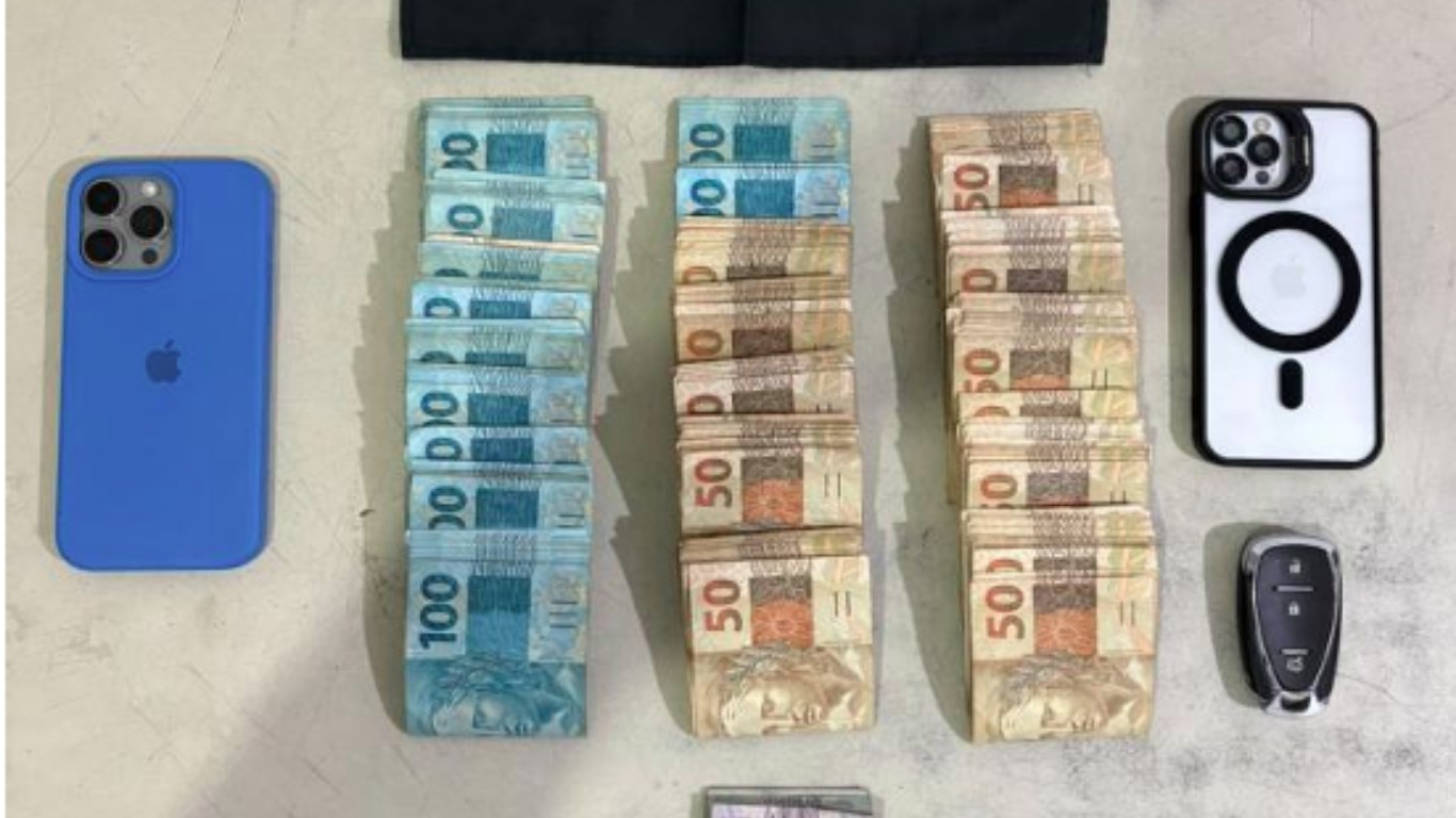 
Suspeito de furtar caixa eletrônico de supermercado é localizado com R$ 22 mil na cueca na BR-101 em SC 