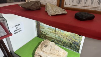 Fragmentos da rocha causada pelo impacto de meteorito em Vista Alegre no museu da UEM — Foto: Gabriel Bukalowski/g1