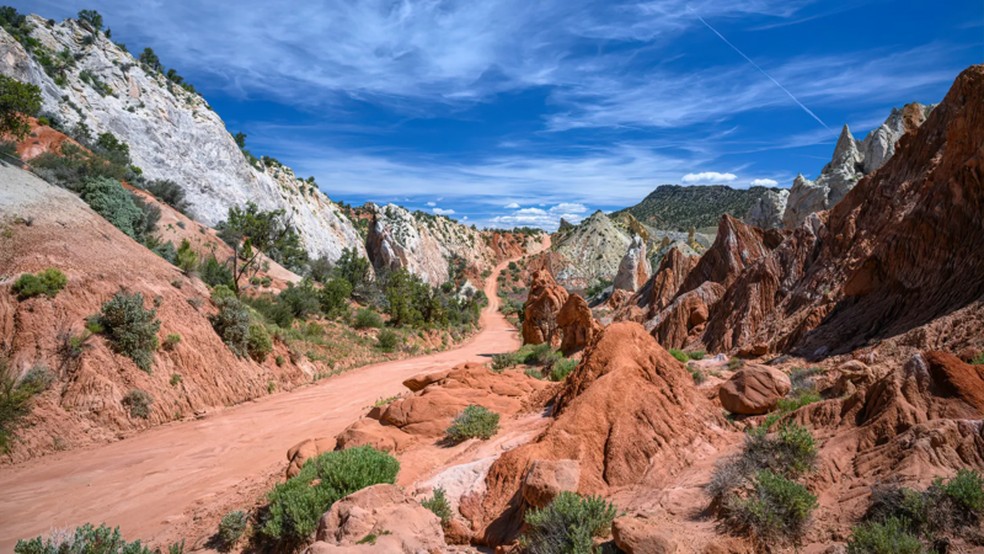 BBC: A estrada do cânion Cottonwood leva os viajantes para estreitos desfiladeiros, arcos de pedra naturais e cenários rochosos sem fim — Foto: BBC: DIANA ROBINSON PHOTOGRAPHY/GETTY IMAGES