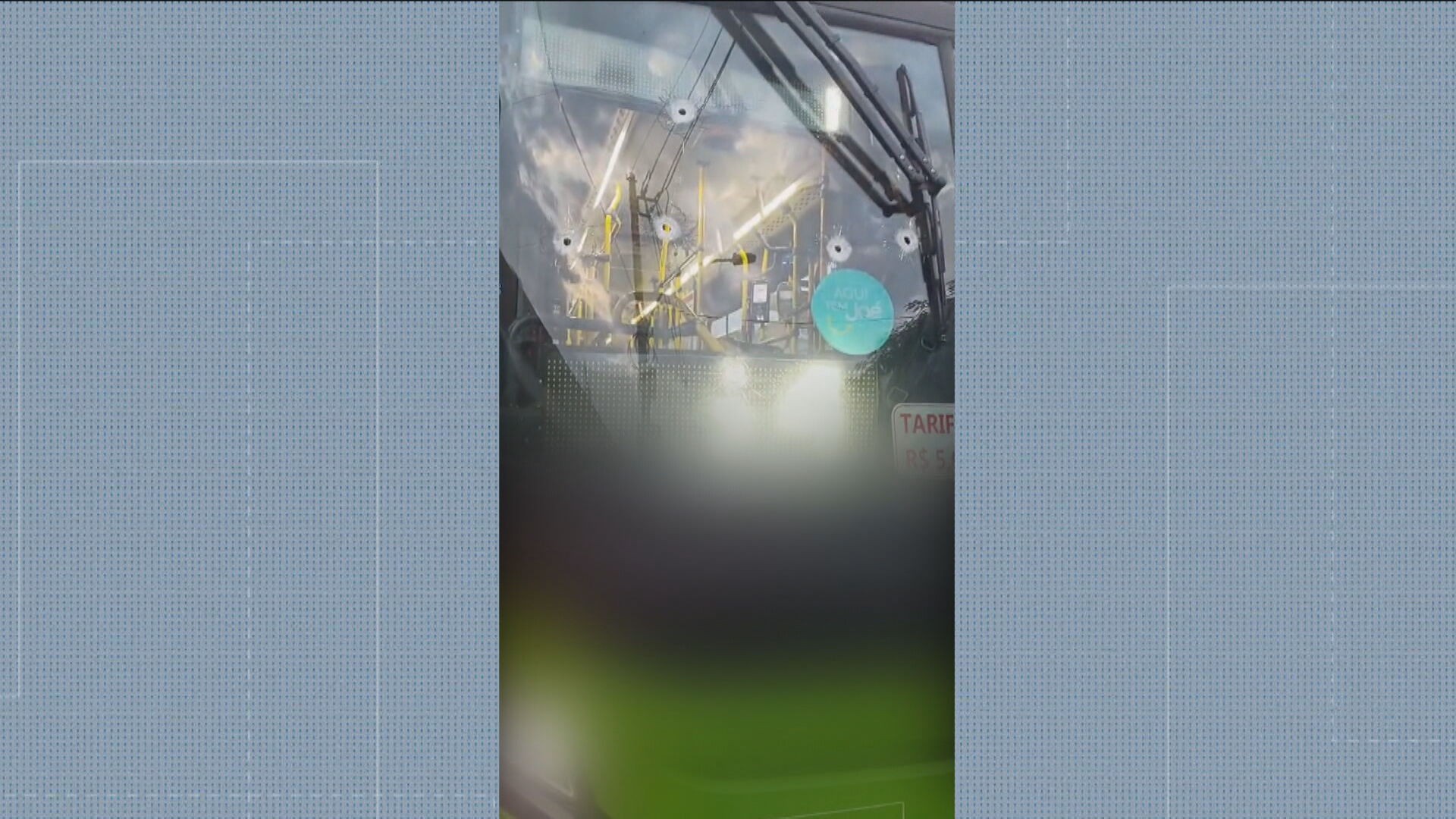 Tentativa de assalto a ônibus tem troca de tiros, e homem em situação de rua é baleado
