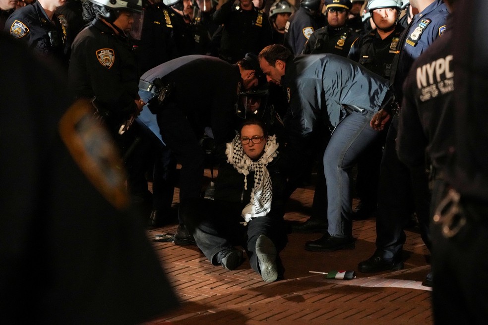 Manifestante é presa durante protesto pró-Palestina na Universidade Columbia, em Nova York, nesta terça-feira (30). — Foto: David Dee Delgado/Reuters