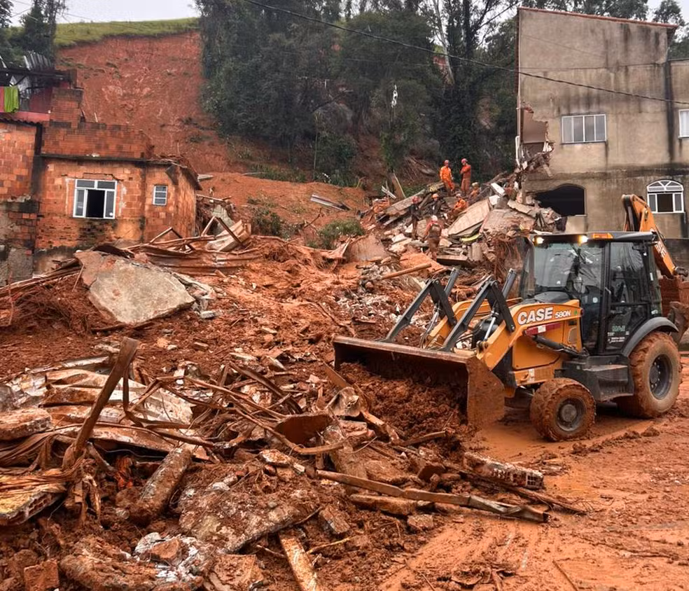 Destruição no Parque Burnier, onde várias casas desabaram em Juiz de Fora  — Foto: Gabriel Landim/TV Integracão