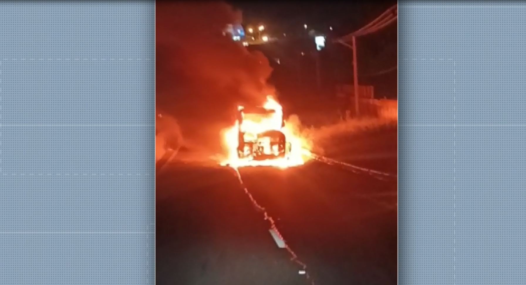 Ônibus pega fogo e trava Rodovia Anhanguera, em Campinas 