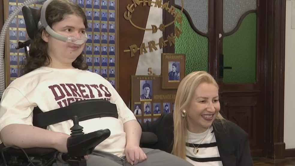 A mãe foi uma das inspirações de Charleston para seguir no caminho do Direito — Foto: RPC