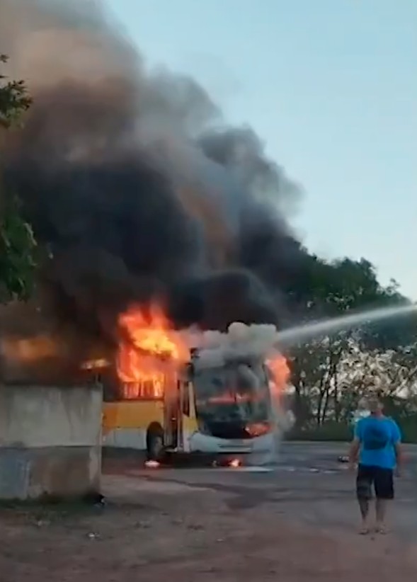 Ônibus pega fogo na localidade de Sapucaia, em Campos 