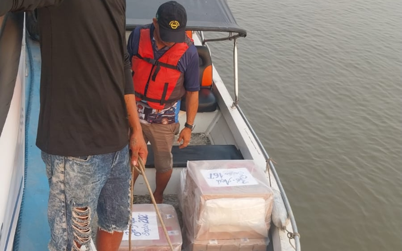 Fumaça e nível baixo dos rios mudam logística de envio de urnas em Parintins, no Amazonas