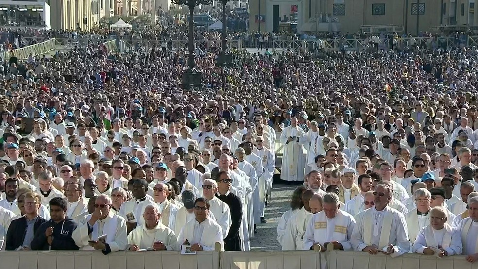 Praça São Pedro enche de fiéis para a missa de canonização de Irmã Dulce e outras quatro pessoas — Foto: Reprodução/TV Globo