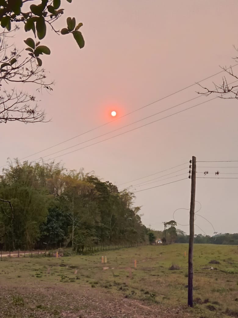 Fumaça de queimadas deixa sol mais alaranjado e surpreende moradores na Região dos Lagos 