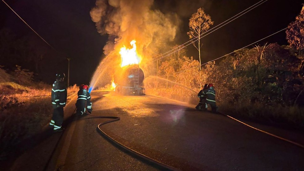 Caminhão-tanque com 50 mil litros de combustível pega fogo na BR-174, no AM — Foto: Divulgação/CBMAM