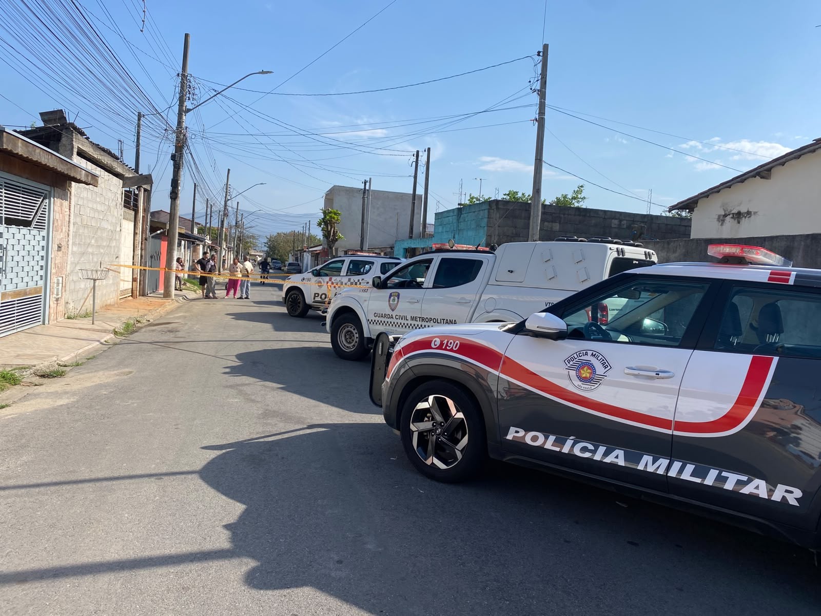 Mulher é encontrada morta dentro de casa incendiada, em Pindamonhangaba