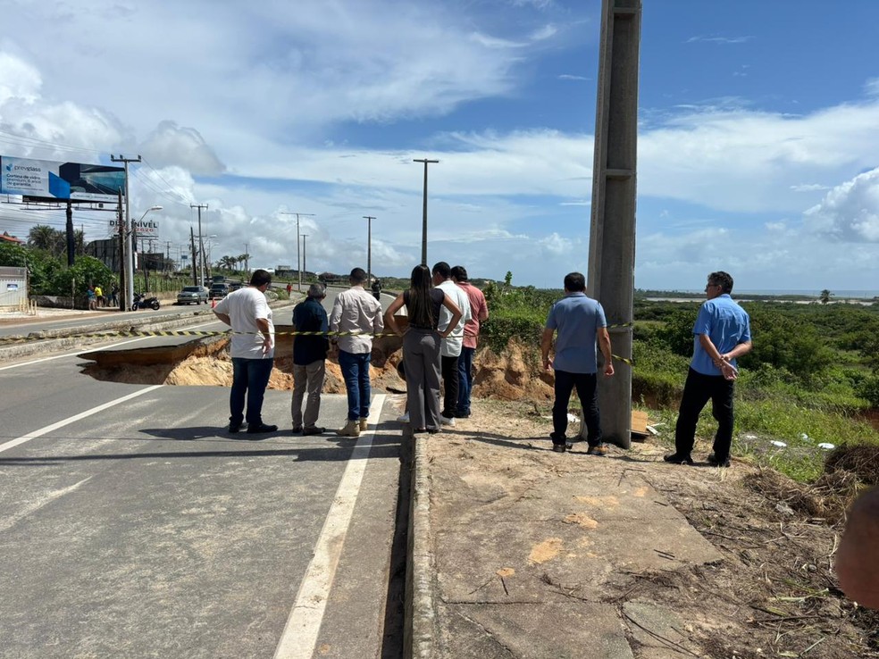 Cratera formada após asfalto ceder na estrada entre Fortaleza e Aquiraz, nesta segunda-feira (27) — Foto: Kilvia Muniz/SVM