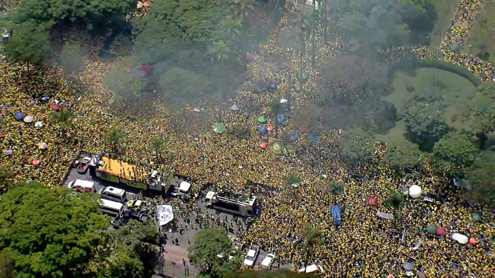 Ato com Flávio Bolsonaro (PL) reúne multidão na Praça da Liberdade, em Belo Horizonte, neste sábado (24) — Foto: Reprodução/TV Globo